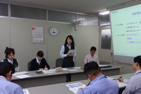 研修の成果を報告している様子